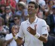 Emoţia lui Novak Djokovici, gustul ierbii şi trofeul din braţe // Foto: Reuters