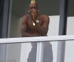 FOTO Relaxare şi refacere în stilul caracteristic » Imagini incredibile cu Mario Balotelli din vacanţă