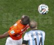 VIDEO+FOTO Moment de groază » Javier Mascherano a căzut ca secerat după ce s-a dat cap în cap cu Georginio Wijnaldum