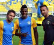Teixeira, Romario şi Pecanha nu au ratat ocazia de a imortaliza momentul pentru fani // Foto: fcpetrolul.ro