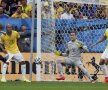 Stîngaciul Blind (în albastru) şutează perfect cu dreptul pe deasupra lui Julio Cesar. Brazilia - Olanda 0-2 // Foto: Reuters