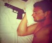 În mai anul trecut, Zuluf s-a lăsat fotografiat cu un pistol lîngă pernă, foto: facebook