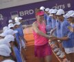 Simona Halep le-a mulțumit într-un mod special copiiilor de mingi // Foto: Raed Krishan