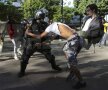 Bătăi în afara stadionului » Poliţia a dispersat 300 de manifestanţi cu gaze lacrimogene în apropiere de Maracana