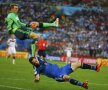 VIDEO+FOTO Kung Fu fighter » Manuel Neuer l-a lovit cu genunchiul în cap pe Gonzalo Higuain!