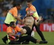 VIDEO+FOTO Brazilienii prinşi din nou nepregătiţi » Un suporter a intrat la finală pe teren şi a vrut să pupe un jucător!