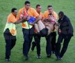 VIDEO+FOTO Brazilienii prinşi din nou nepregătiţi » Un suporter a intrat la finală pe teren şi a vrut să pupe un jucător!