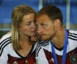FOTO Dragostea înainte de toate » Pînă să ridice trofeul, jucătorii Germaniei au sărbătorit pe teren alături de iubitele superbe