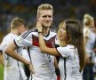 FOTO Dragostea înainte de toate » Pînă să ridice trofeul, jucătorii Germaniei au sărbătorit pe teren alături de iubitele superbe