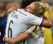 FOTO Dragostea înainte de toate » Pînă să ridice trofeul, jucătorii Germaniei au sărbătorit pe teren alături de iubitele superbe