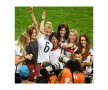 FOTO Dragostea înainte de toate » Pînă să ridice trofeul, jucătorii Germaniei au sărbătorit pe teren alături de iubitele superbe