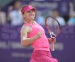 ELIBERARE. Gestul bucuriei şi al descătuşării Simonei Halep după victoria în cel mai greu meci, contra Monicăi Niculescu, în semifinale // Foto: Raed Krishan