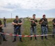 Trupele de gherilă proruse păzesc zona în care a căzut avionul companiei Malaysia Airlines, doborît cu o rachetă sol-aer. Au murit 298 de oameni