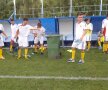 GALERIE FOTO Faceţi cunoştinţă cu un altfel de antrenor român » Îşi pune jucătorii la curăţenie, adoarme cu ei în gînd ;)