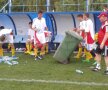GALERIE FOTO Faceţi cunoştinţă cu un altfel de antrenor român » Îşi pune jucătorii la curăţenie, adoarme cu ei în gînd ;)