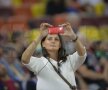 Femeile prezente la meci nu au ratat ocazia să pozeze stadionul
