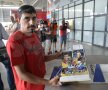 FOTO Asediul vînătorilor de autografe »	 10 suporteri ai sportului au obţinut suvenirurile mult dorite din partea roş-albaştrilor