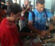FOTO Asediul vînătorilor de autografe »	 10 suporteri ai sportului au obţinut suvenirurile mult dorite din partea roş-albaştrilor