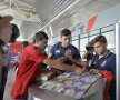 FOTO Asediul vînătorilor de autografe »	 10 suporteri ai sportului au obţinut suvenirurile mult dorite din partea roş-albaştrilor