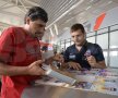 FOTO Asediul vînătorilor de autografe »	 10 suporteri ai sportului au obţinut suvenirurile mult dorite din partea roş-albaştrilor