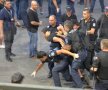 UPDATE FOTO Incidente la intrarea pe stadionul "Vasil Levski" » Fanii Stelei s-au bătut cu forţele de ordine