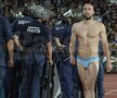 FOTO INCREDIBIL: Iasmin Latovlevici a fost dezbrăcat de fani » Cum explică fundaşul acest gest: "Nu a fost o ceartă"