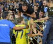 FOTO INCREDIBIL: Iasmin Latovlevici a fost dezbrăcat de fani » Cum explică fundaşul acest gest: "Nu a fost o ceartă"