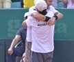Momentul în care Adrian Ungur sare în braţele căpitanului nejucător Andrei Pavel pentru a sărbători victoria // Foto: Alex Nicodim