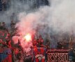 Ultrașii ruși aprind torțe și le aruncă spre sectoarele tifosilor giallorossi