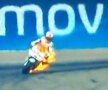 VIDEO A luat foc pe pistă! Accident grav la MotoGP: pilotul a suferit o arsură pe mîna stîngă!
