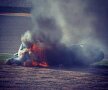 VIDEO A luat foc pe pistă! Accident grav la MotoGP: pilotul a suferit o arsură pe mîna stîngă!