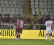 VIDEO+FOTO Prea buni şi în zece » Dinamo s-a distrat în Giuleşti, 3-0 cu Rapid, deşi a jucat aproape tot meciul în inferioritate