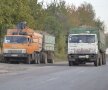 Reciclarea sfeclei :) » Trimisul Gazetei din Ucraina a descoperit sportul naţional din vestul ţării vecine: culesul şi vîndutul legumelor căzute din KAMAZ