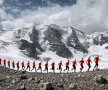 VIDEO şi FOTO Imagini fabuloase » Alpii "au luat foc" sub asediul a sute de alpinişti, într-un proiect fotografic grandios