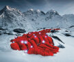 VIDEO şi FOTO Imagini fabuloase » Alpii "au luat foc" sub asediul a sute de alpinişti, într-un proiect fotografic grandios