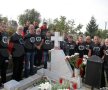 GALERIE FOTO Dinamoviştii s-au recules la mormîntul lui Cătălin Hîldan » Dănciulescu: ”În memoria «Unicului Căpitan», să umplem arena!”