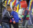 Un suporter român plin de sînge privește șocat către un scaun care
zboară din tribune spre teren
Foto: Ștefan Constantin
