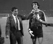 Lucescu îl felicită pe Silviu Lung după celebra remiză de pe Wembley, 1-1 cu Anglia, în septembrie 1985