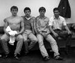Imagine din vestiarul "naționalei" anilor '80. Lîngă nea Mircea stau Coraș, Rednic și Gabor