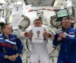 Cei trei astronauţi ruşi de pe SSI şi logoul Mondialului