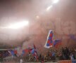 FOTO Atmosferă incendiară la derby » Coregrafii spectaculoase ale galeriilor