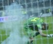 VIDEO+FOTO Momente de spaimă » Giedrius Arlauskis, atacat cu petarde în două rînduri de suporterii lui Dinamo