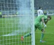 VIDEO+FOTO Momente de spaimă » Giedrius Arlauskis, atacat cu petarde în două rînduri de suporterii lui Dinamo