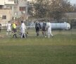 Arbitrul arată cartonașul galben