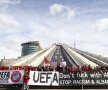 FOTO Protest fără precedent la UEFA! O mie de albanezi s-au folosit de o dronă pentru a denunţa "rasismul şi albanofobia" forului continental