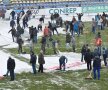 Suporterii au ajutat la deszăpezirea stadionului