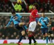 Assaidi (stînga) lovește mingea, dar va atinge și mîna lui Fellaini // Foto: Guliver/GettyImages