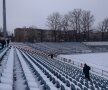 Suporterii Oţelului dau o mînă de ajutor la deszăpezirea stadionului