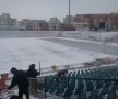 Suporterii Oţelului dau o mînă de ajutor la deszăpezirea stadionului