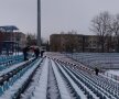 Suporterii Oţelului dau o mînă de ajutor la deszăpezirea stadionului